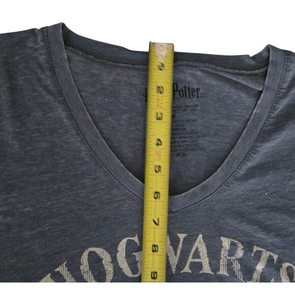 Harry Potter Hogwarts School of Witchcraft & Wizardry V-Neck T-shirt Size Medium - Picture 11 of 11